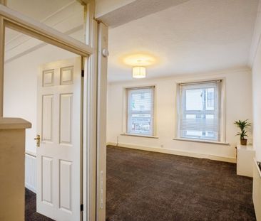 2 Bed Flat, The Broadway, SW19 - Photo 3