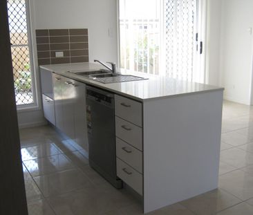 PET FRIENDLY! MODERN 3 BEDROOM TOWNHOUSE NEAR NORTH LAKES! - Photo 4