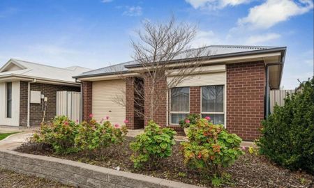 CONVENIENTLY LOCATED THREE BEDROOM HOME - Photo 5