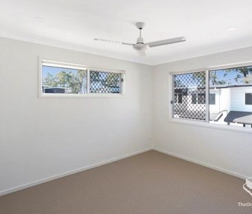 3 BED, A/C, MINUTES TO GATEWAY Large living space unit, gas cooktop... - Photo 1