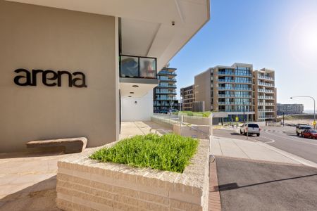 Air-conditioned apartment with city views, located across from Newcastle beach. - Photo 3