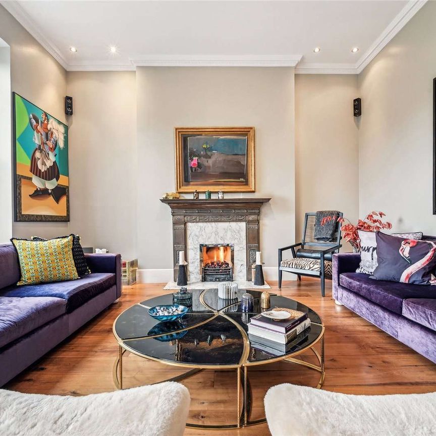 A fabulous six-bedroom family home in an exclusive gated enclave moments from the Thames - Photo 1