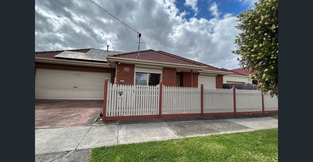 BEAUTIFUL LOW MAINTENANCE HOME - TULLAMARINE - Photo 1