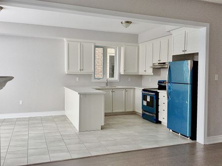 For Lease - 58 Heritage Street, Bradford West Gwillimbury, Ontario - Photo 2