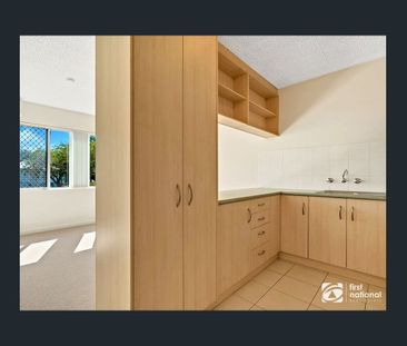 A great price and an extremely convenient location - say no more! - Photo 2