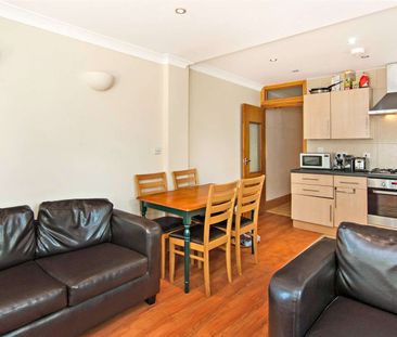 Three bedroom ground floor flat with a patio garden. - Photo 3