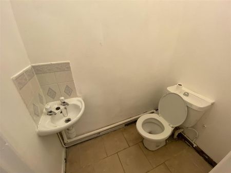 1 bedroom in a house share to rent - Photo 5