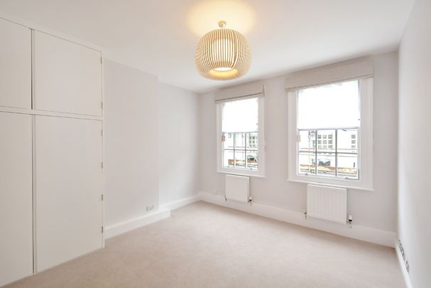 A modern 2 bedroom mews house with garage split over 2 levels downs a quiet road moments from Regents Park. - Photo 1