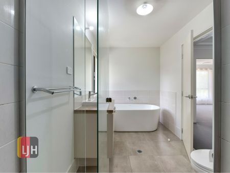 SPACIOUS AND AIR CONDITIONED 4 BEDROOM HOME - Photo 5