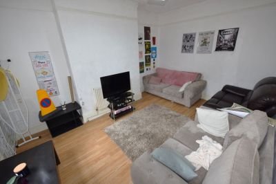 6 bedroom House in Hyde Park, Leeds - Photo 1