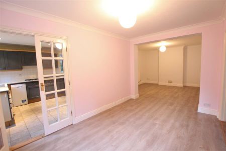 4 bedroom detached house to rent - Photo 2