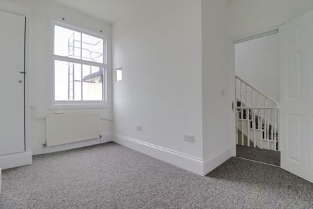 4 bedroom maisonette to rent - Photo 4