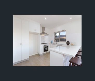 STYLISH TWO BEDROOM TOWNHOUSE! - Photo 6