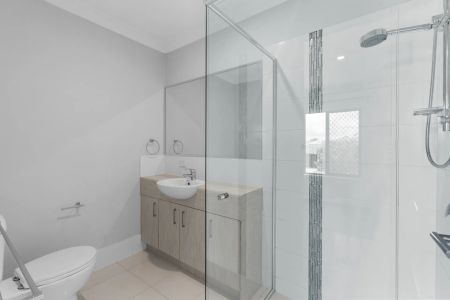 Modern living townhouse with close proximity to schools and public transport - Photo 4