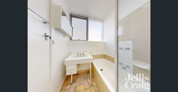 Situated conveniently in Toorak and New split system will install - Photo 1