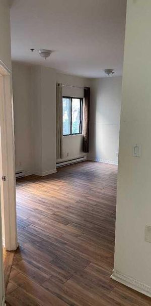 4-1/2 -90 secondes Métro du Parc / Université de Montréal Campus MIL - Photo 1