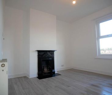 4 bedroom end of terrace house to rent - Photo 6