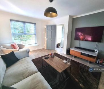 4 bedroom semi-detached house to rent - Photo 1