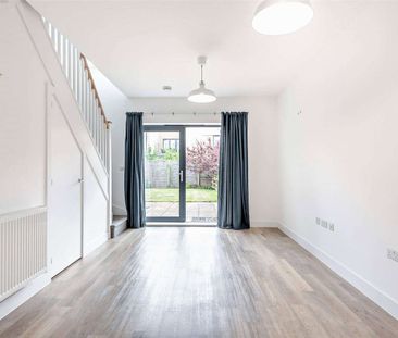 Immaculately presented three to four bedroom house - Photo 1