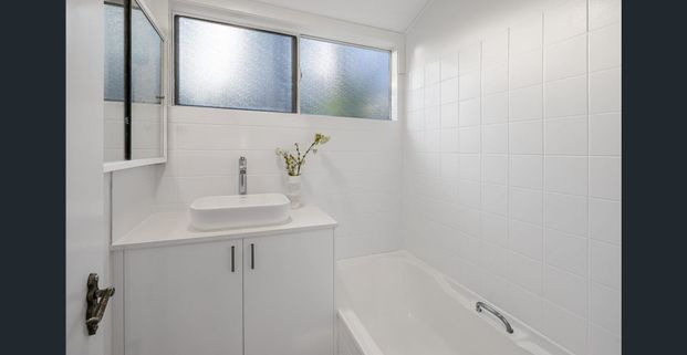 AVAILABLE NOW - Spacious Riverside Family Home on a 1,437 m² Block - Photo 1