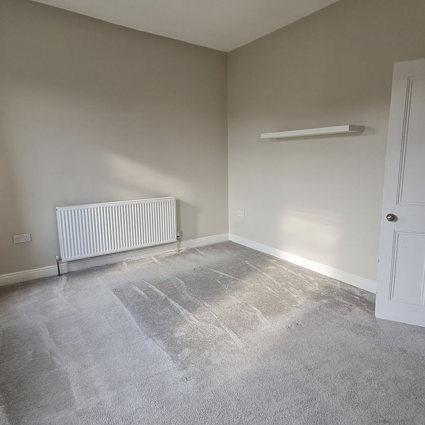 New Road, Wakefield, Middlestown - Photo 1