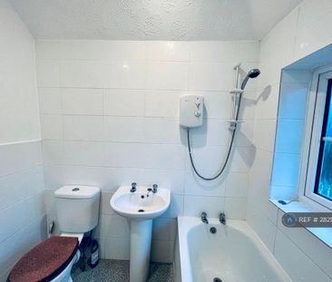 4 bedroom semi-detached house to rent - Photo 6