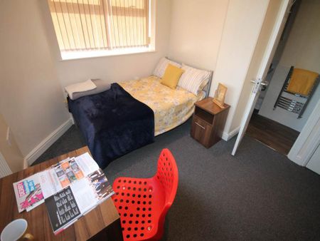 4 bedroom apartment to rent - Photo 2