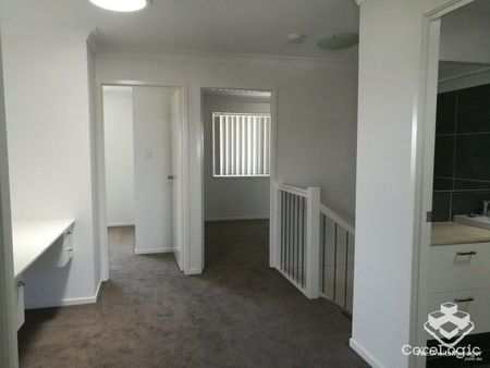 4 bedroom 2 level townhouse - Photo 2