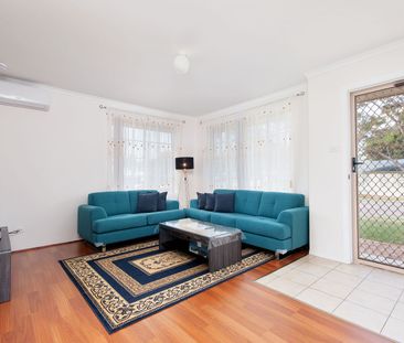 Family sized 3-bedroom 2-bathroom duplex with inground pool - Photo 1
