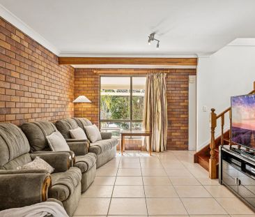 Sprawling family home in a perfect Village position - Photo 3