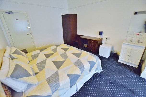 1 bedroom hotel room to rent - Photo 1