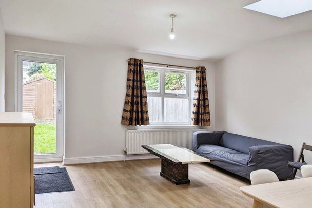 Pitcairn Road, Mitcham - Photo 1