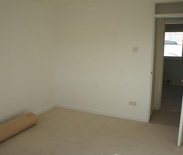3 bedroom end of terrace house to rent - Photo 3