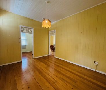 Cute Queenslander with lots of Charm - Part Furnished - Photo 1