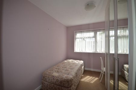 4 bedroom flat to rent - Photo 3