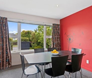 Spacious Living - Photo 6