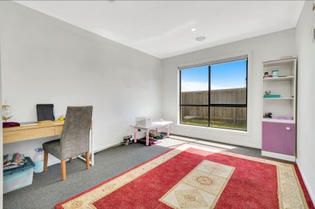 Your Dream Family Home Awaits: Modern 4-Bedroom Haven with Stunning Views - Photo 3