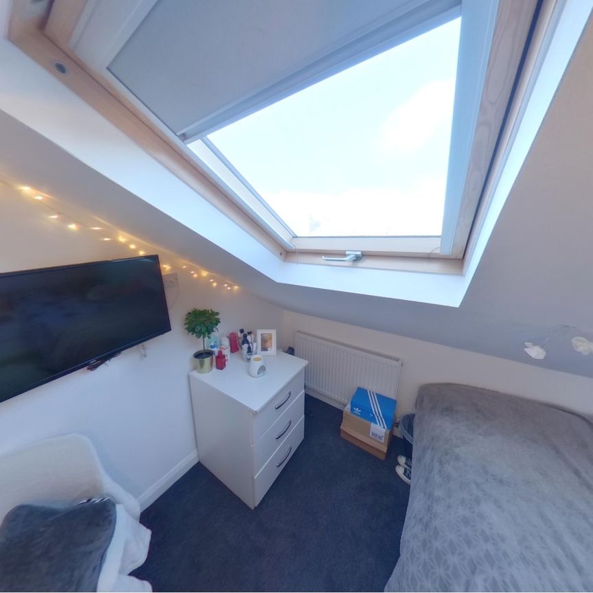 5 Bedroom Ensuite House To Rent - Photo 1