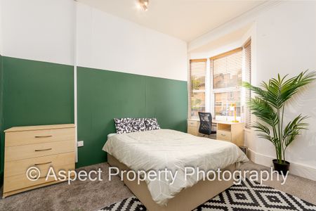 Modern & Stylish Living. Huge Rooms! CV31 Room 1 - Photo 2