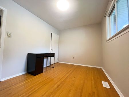 For Lease - 403 Denlow Avenue, Hamilton, Ontario - Photo 4