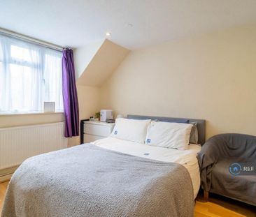 1 bedroom in a flat share to rent - Photo 2