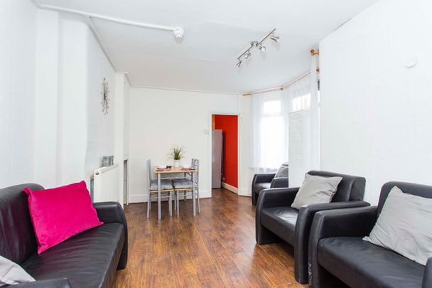 🏡 Large Victorian House - All Bills Included - Lounge & Garden! 🏡 Room 4 - Photo 1