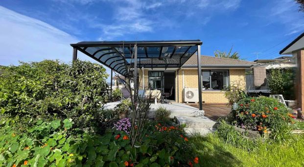 3 Bedroom home in Flat Bush, with solar power ... - Photo 1