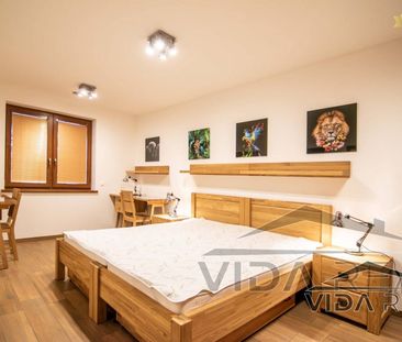 Nadštandardný 4-izbový rodinný dom s garážou a veľkým pozemkom – Fotografia 5
