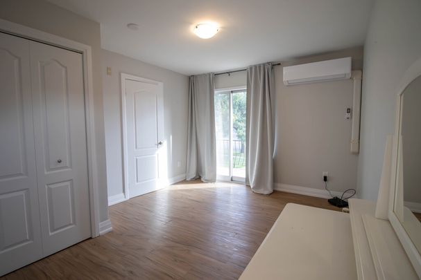 **SPACIOUS** Extended Bachelor Apartment in Welland!! - Photo 1