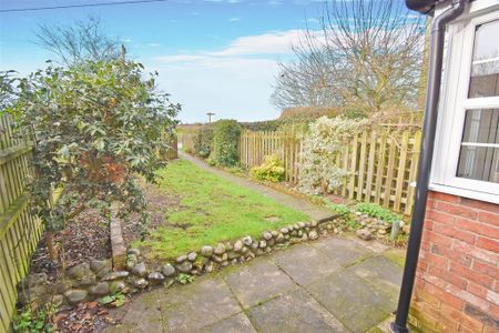 2 bedroom terraced house to rent - Photo 4