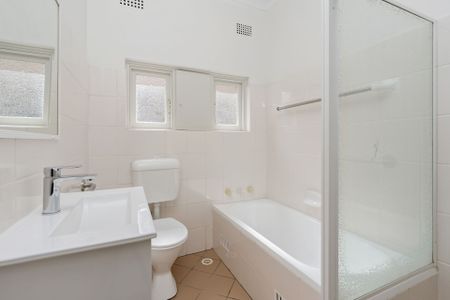 DEPOSIT PAID - Walk-everywhere cul-de-sac family abode - Photo 5