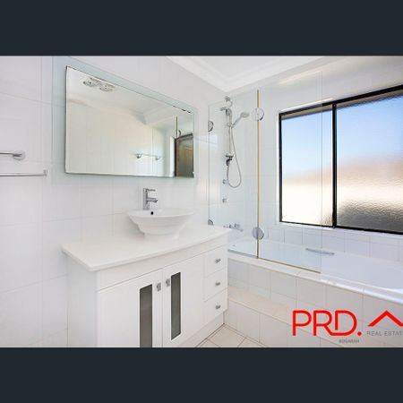 BEAUTIFULLY APPOINTED FAMILY HOME. - Photo 3