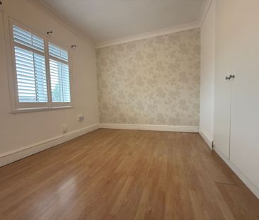 Three bedroom family house chigwel - Photo 5