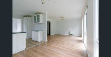 Peaceful 3-Bed Unit Near Train Station & Shops with single garage! - Photo 3